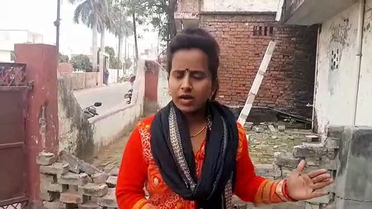 अनियंत्रित डीसीएम ने घर की बाउंड्री व छत की रेल...