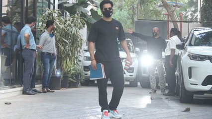 Varun Dhawan Snapped at Maddock Office in Santacruze | FilmiBeat