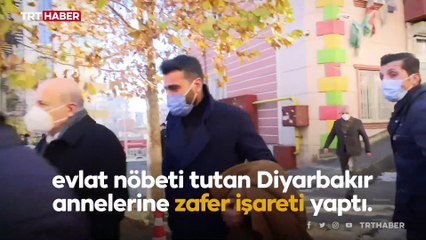 HDP'li milletvekili evlat nöbetindeki ailelere zafer işareti yaptı