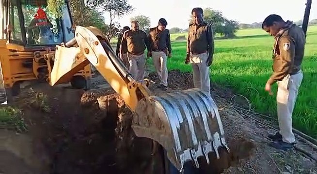 जमीन में छुपाकर रखी थी अवैध शराब, टीम ने की खुदाई तो निकली 1600 लीटर कच्ची शराब