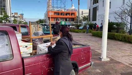 Tiangueros de Culiacán bloquean la Álvaro Obregón, protestan frente al Ayuntamiento
