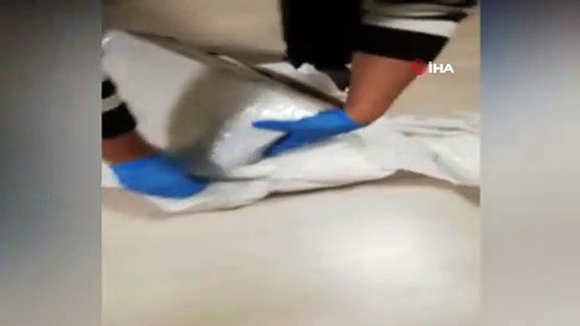 Kargoyla gelen radyonun içerisinden 1 kilo uyuşturucu çıktı