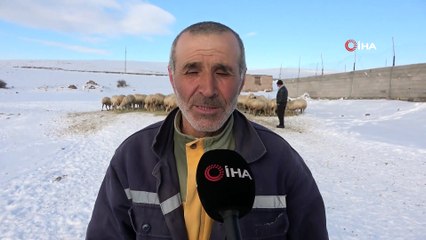 Sivaslı Çoban, Koyunların Su İçmesi İçin Donan Yalağın Buzunu Kürekle Kırdı