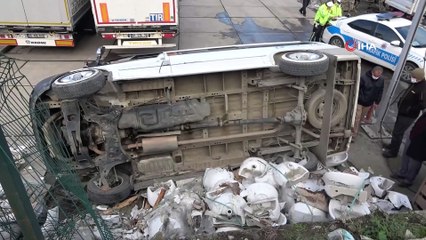 Hastalanan sürücü minibüsle akaryakıt istasyonunun bahçesine uçtu: 2 yaralı