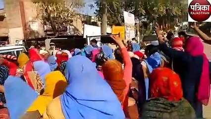 दफ्तर के द्वार पर किया ‘हाकिम’ का घेराव, आधा घंटे तक  घेरकर खड़ी रहीं आशा