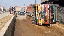 कांधला बायपास मार्ग पर रुई से भरा ट्रक पलटा, हादसे में चालक परिचालक घायल