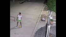 Ce jeune footballeur déteste les scooters... et vise très bien