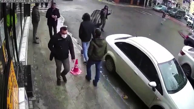 Un piéton assommé un morceau de glace... je déteste l'hiver