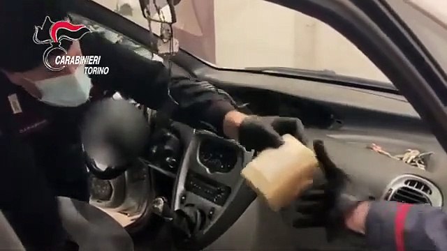 Susa (TO) - Oltre 6 chili di droga nel cruscotto dell'auto arrestati 2 corrieri (21.01.21)
