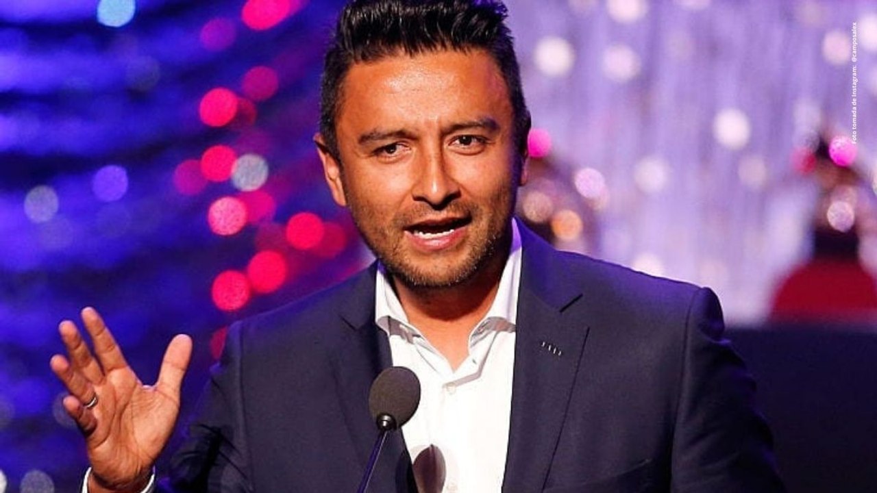 Alex Campos cantó en un hospital para celebrar que su papá salió de la UCI