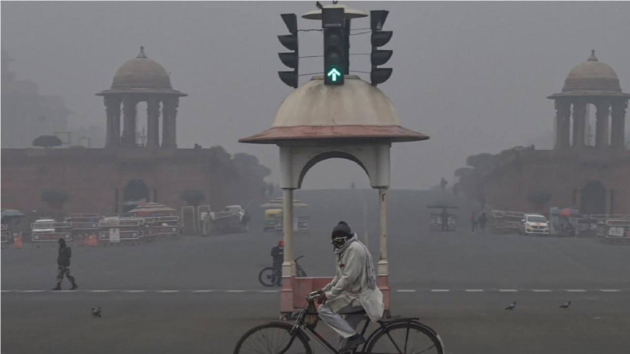 Delhi enveloped in layer of fog, watch weather updates