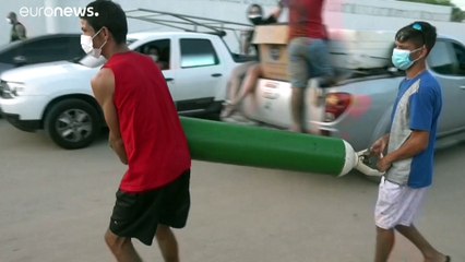 شاهد: سكان ماناوس يتهافتون لشراء قوارير الأكسجين بعد غرق المدينة البرازيلية في فوضى الوباء