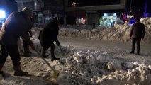 Yüksekova’da kar kalınlığı iş makinesinin boyunu buldu