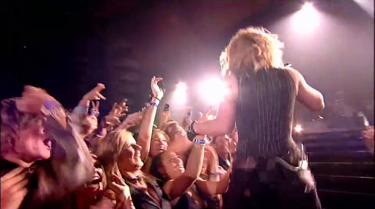 Kelly Clarkson - Since U Been Gone (Live @ Brit Awards 2006) (2006/02/15) 576i