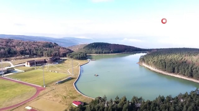 Bin 300 rakımdaki Topuk Yaylası göleti buz tuttu