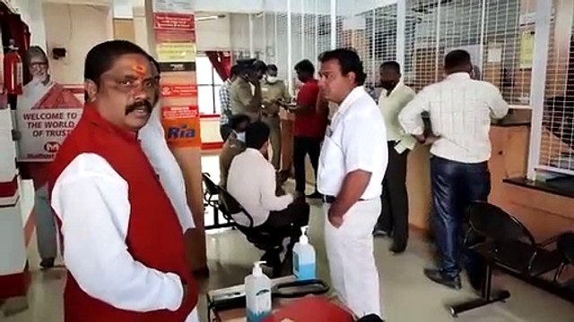 துப்பாக்கியுடன் புகுந்த முகமூடி கொள்ளையர்.. ஒசூர் முத்தூட் நிறுவனத்தில் ரூ.7 கோடி நகை கொள்ளை - வீடியோ