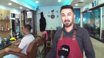 Bu berber kulak pasını böyle alıyor