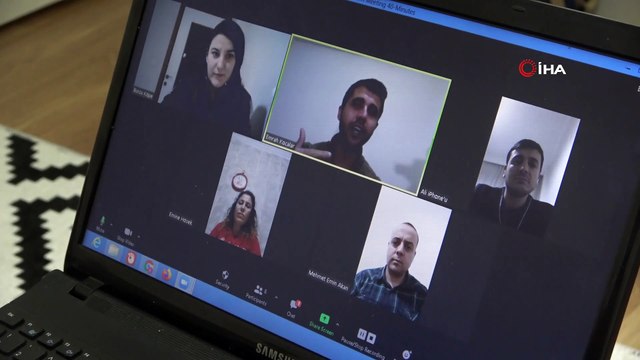 Her ilden gönüllü öğretmenler, öğrencilerinin dersleri daha iyi anlamaları için güç birliği yaptı