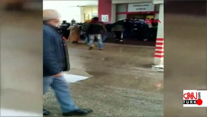 Hasta yakınları güvenlik görevlilerine saldırdı! O anlar kamerada!