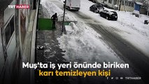 Buz kütlesinin altında kalmaktan son anda kurtuldu