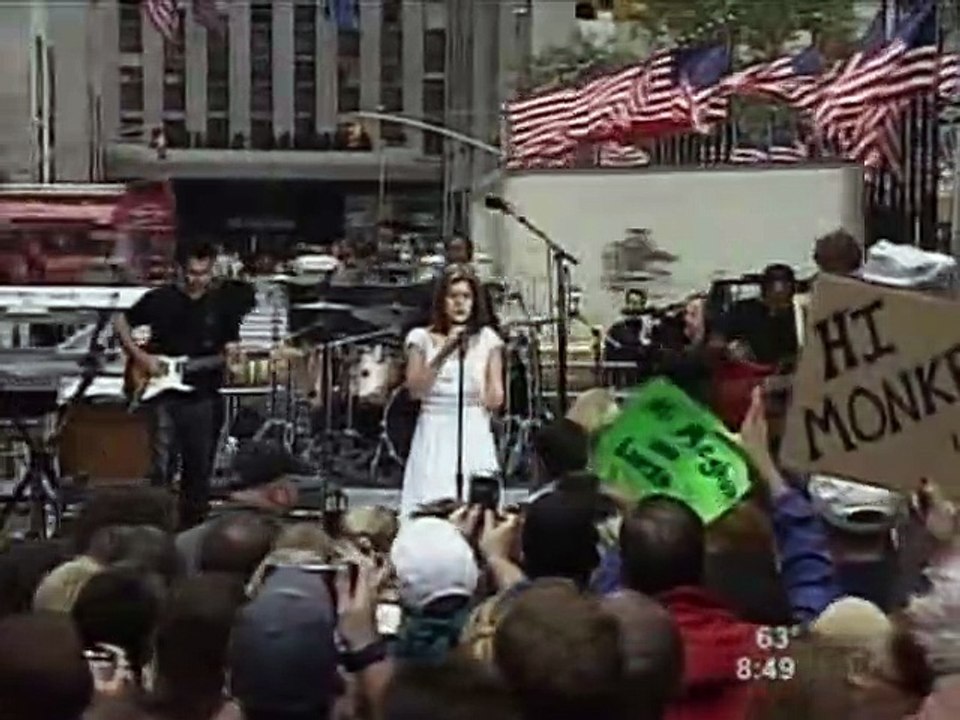 Kelly Clarkson - A Moment Like This - Live @ NBC The Today Show 2002 (09/26/2002) SVCD