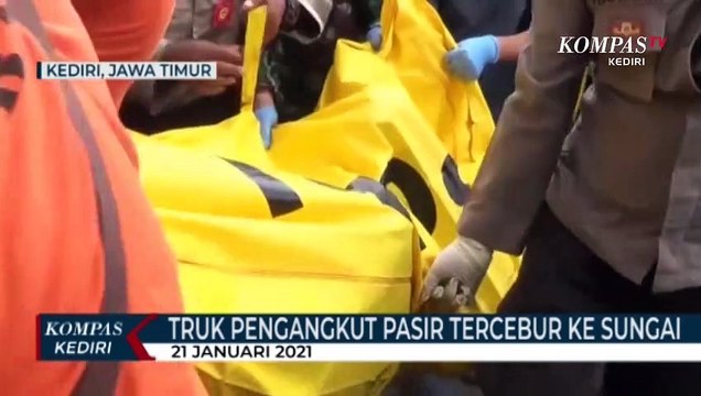 Truk Pengangkut Pasir Tercebur Ke Sungai Brantas, Pengemudi Meninggal Dunia