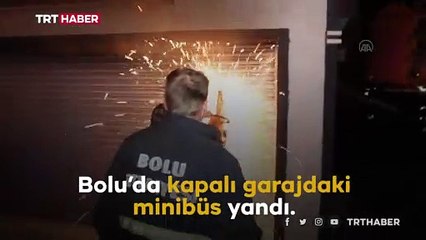 Garajda park halindeki minibüs yandı