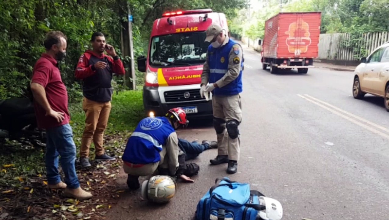 Ao passar quebra-molas, motociclista sofre queda e atinge carro estacionado