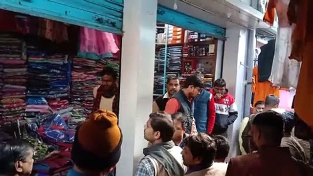 जलालाबाद: कपडे की दुकान मे लाखों की चोरी