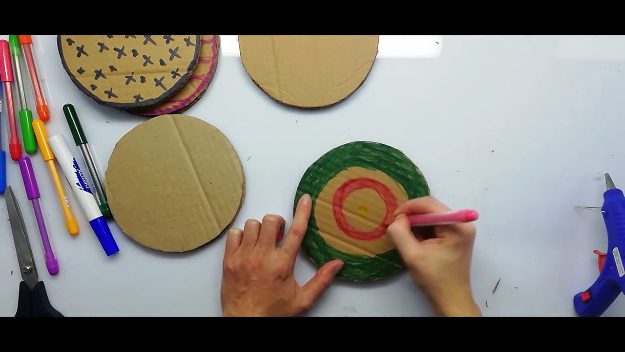 Okul öncesi çocuklar için pratik çark dolabı oyunu evde nasıl yapılır?