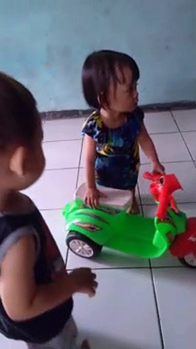 Den boy lagi maen