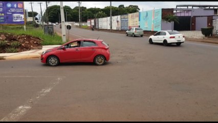 Automóvel quase invade residência, mas motorista consegue fugir, deixando grande prejuízo