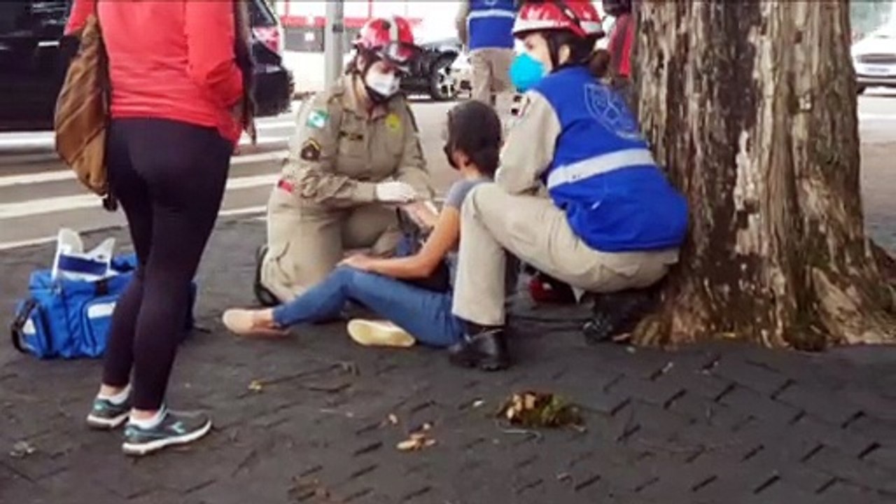 Motociclista fica ferida após ser Honda Biz atingida por Parati