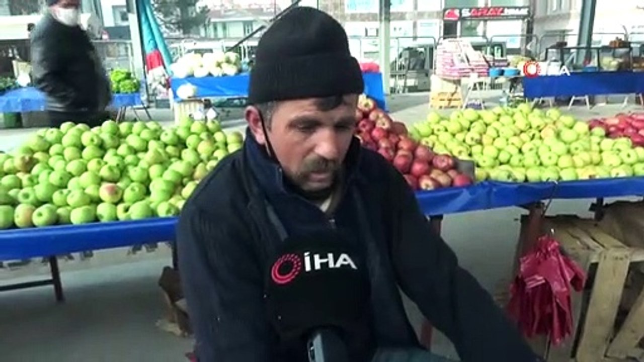 Pazarcı Esnafı Soğuktan Korunmak İçin Pazar Yerine Soba Kurdu