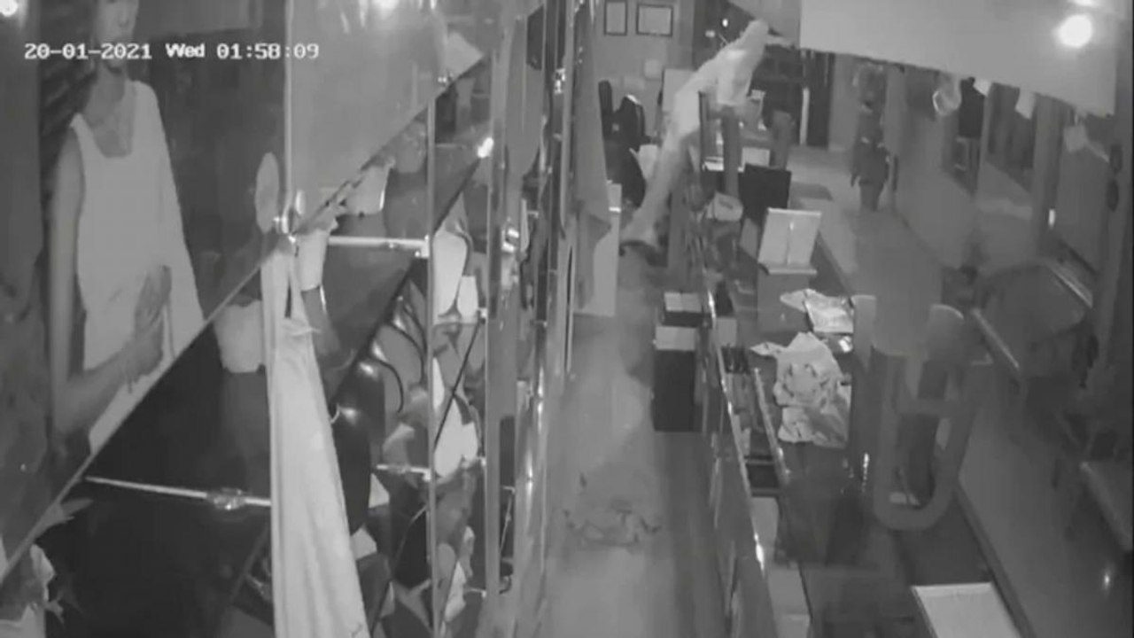 Thief wearing PPE kit robbed the jewelery shop in Delhi