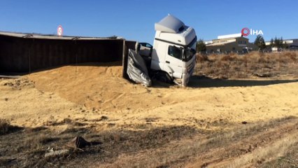 Arpa yüklü tır devrildi: 1 yaralı