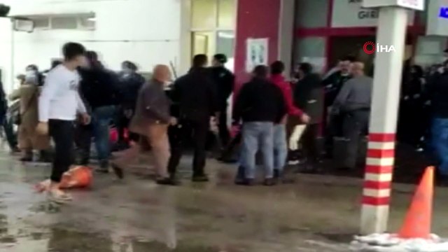 Doktorlara küfür edip saldıran hastanın yakınları hastaneyi birbirine kattı...O anlar saniye saniye kamerada