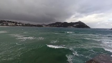 Download Video: Fuertes rachas de viento en la playa de La Concha (San Sebastián)