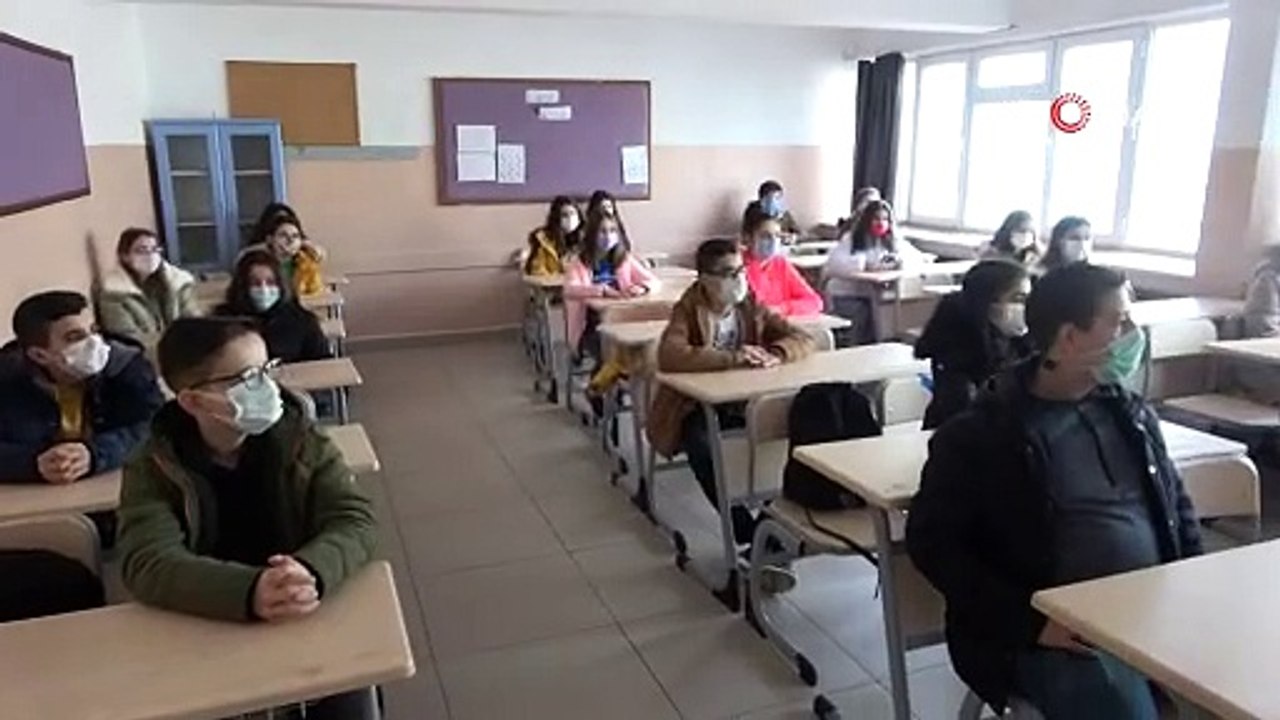 8. ve 12. sınıflar için isteğe bağlı yüz yüze eğitim başladı