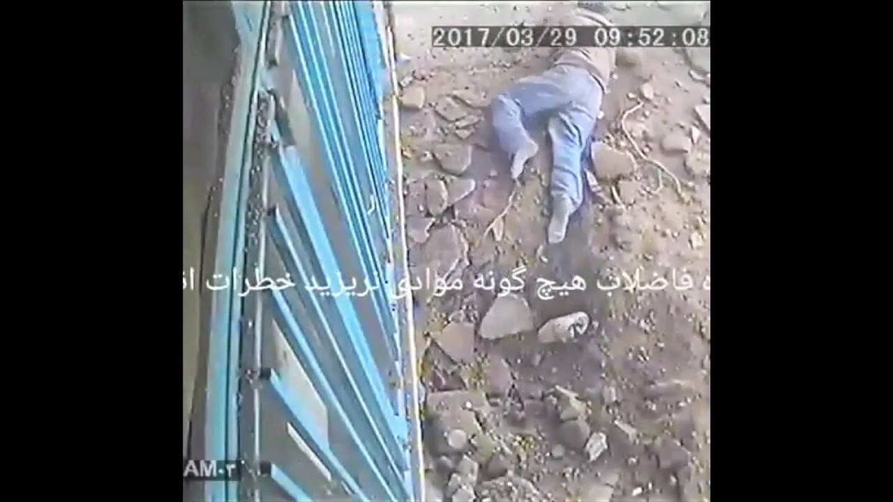 Il jette sa clope dans un trou sur le trottoir et va vite le regretter