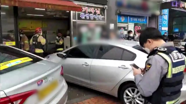 서울 신길동 식당으로 승용차 돌진...손님 2명 경상 / YTN
