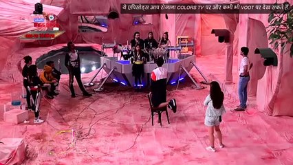 Bigg Boss 13 Episode 62 Sneak Peek 02 | 25 Dec 2019: टास्क पूरा ना होने पर घरवालों को मिल सकती है कड़ी सजा