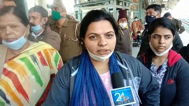 ट्रेन पर पथराव, एसी-स्लीपर कोच में लूटपाट