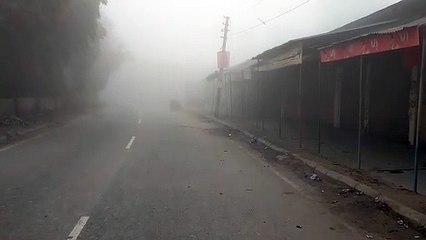 भीषण कोहरे और ठंड के चलते दिन में वाहन हेडलाइट जलाकर निकल रह