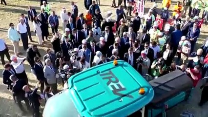 Cumhurbaşkanı Erdoğan yerli elektrikli traktörü tanıttı