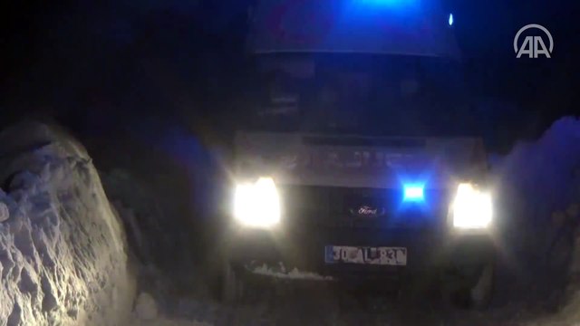 Hakkari'de yolu kardan kapanan köydeki kalp hastasının yardımına ekipler yetişti