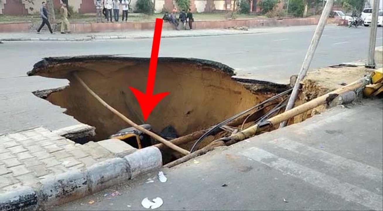जयपुर में सड़क धंसी, 25 फीट गहरे गड्ढे में समा...