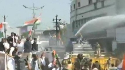 Скачать видео: Lathi charge on cong workers in Bhopal during protest march