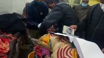 सीतापुर: स्वास्थ्य विभाग का अमानवीय चेहरा, मौत से जूझ रही गर्भवती महिला के पेट पर दस्तावेज रखकर की लिखापढ़ी