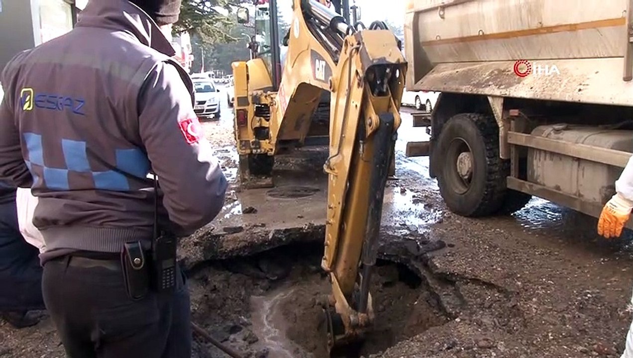 Şebeke borusu patladı, sokaklar göle döndü